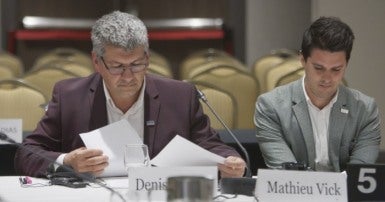 Denis Bolduc, secrétaire général du SCFP-Québec et Mathieu Vick, conseiller syndical SCFP au service de recherche, lors de la consultation publique à Québec sur l&#039;accord de Partenariat transpacifique