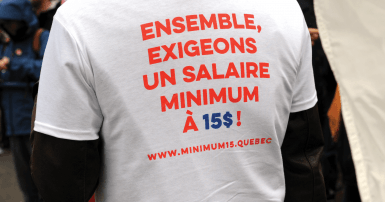 T-shirt qui lit &quot;Ensemble exigeons un salaire minimum à 15 $&quot;