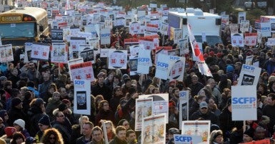 La grande manifestation du Syndicat des cols blancs de l’île de Montréal le 9 décembre dernier. Photo Michel Chartrand