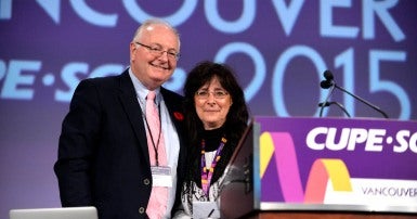 Pearl Blommaert et le président national du SCFP Paul Moist en 2015.