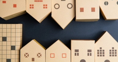 Maisons en carton sur un arrière plan noir