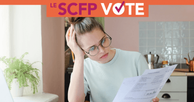 Un diplômé examine les factures de dettes d'études