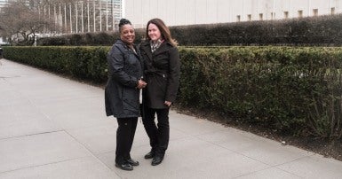 La vice-présidente régionale du SCFP, Yolanda McClean, et la secrétaire-trésorière nationale du SCFP, Candace Rennick, à l’extérieur du siège social de l’ONU. Photo : Hatnim Lee.