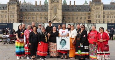 Des membres du Conseil national des Autochtones du SCFP en compagnie de représentant(e)s du groupe Families of Sisters in Spirit, du Congrès du travail du Canada et d’allié(e)s. Jennifer est la troisième personne en partant de la droite et porte une jupe 