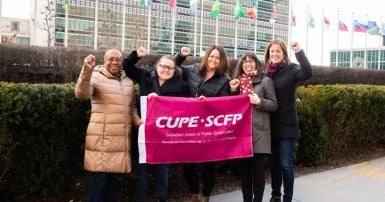 Membres de la délégation du SCFP devant le siège de l'ONU. De gauche à droite: Veriline Howe, vice-présidente de la section locale 2191 du SCFP; Stacey Connor, présidente de la section locale 2073 du SCFP; Candace Rennick, vice-présidente régionale du SCF