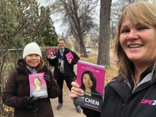 [PHOTO : Des membres du SCFP faisant campagne pour les candidats progressistes aux élections municipales.]