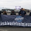 Groupe de travailleurs avec bannière avec les mots «les bleus font mieux . com»