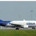 Un appareil d'Air Transat sur la piste à l'aéroport international Pierre-Elliott-Trudeau de Montréal. Photo Michel Chartrand Les agents de bord d’Air Transat obtiennent une entente de principe
