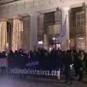 Une manifestation s’est tenue dans le Vieux-Montréal ce soir en soutien à la vingtaine de salarié.e.s du marché Bonsecours qui ont appris récemment qu’ils seront licenciés le 31 décembre 2020.