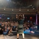 Valérie Plante saluant la foule de partisans après sa victoire au Théâtre Corona le 5 novembre 2017. Photo Eric Demers