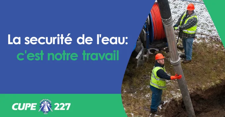 Les travailleurs du secteur de l'eau réparent une conduite d'eau