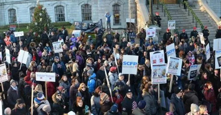 Environ 5000 cols blancs de la Ville de Montréal manifestaient contre l'administration du maire Denis Coderre lors d'une demi-journée de grève. Photo Michel Chartrand