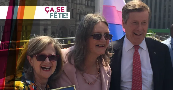 Susan Gapka (au milieu) reçoit la clé de la Ville de Toronto en présence du maire (à droite).