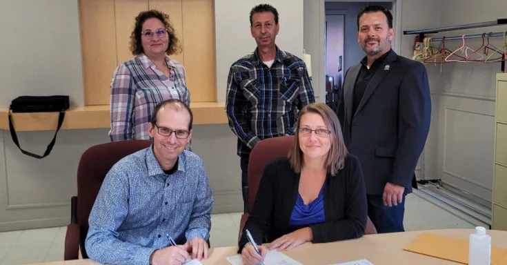 À l'avant; Luc Chiasson, maire; Sandra Julien, présidente syndicale. À l'arrière; Julie Caron, directrice générale; Pierre Garneau, membre du comité de négociation et Robin Côté, conseiller syndical du SCFP. Photo SCFP
