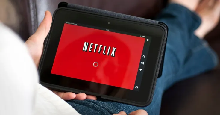 Close shot of a tablet with the red Netflix start screen