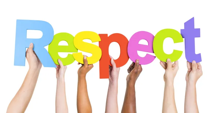 Groupe de mains de personnes diverses qui tiennent les lettres du mot respect