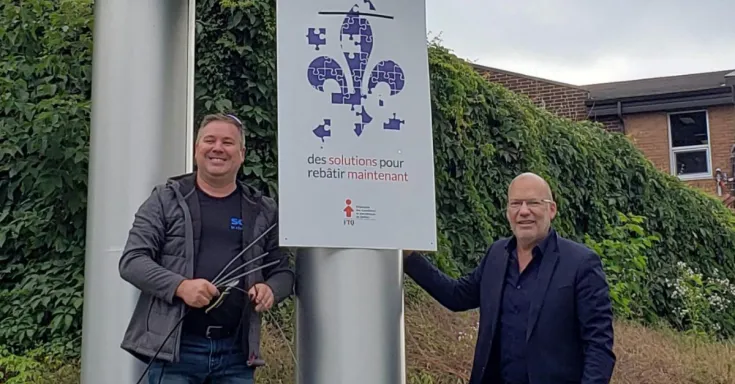 Marc Ranger et Éric Bergeron lors de l'opération de pose de pancartes aujourd'hui à Sherbrooke. Photo SCFP
